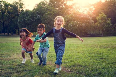 niños corriendo al aire libre